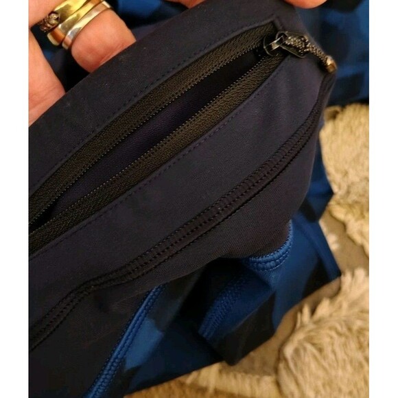 Lululemon Crop Jumbo Ink Floral Blue Leggings Size 4 - Picture 7 of 7